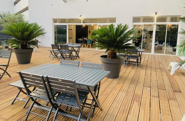 TERRASSE-ACCES-DIRECT-SALLE-DE-REUNION-scaled-1.jpg