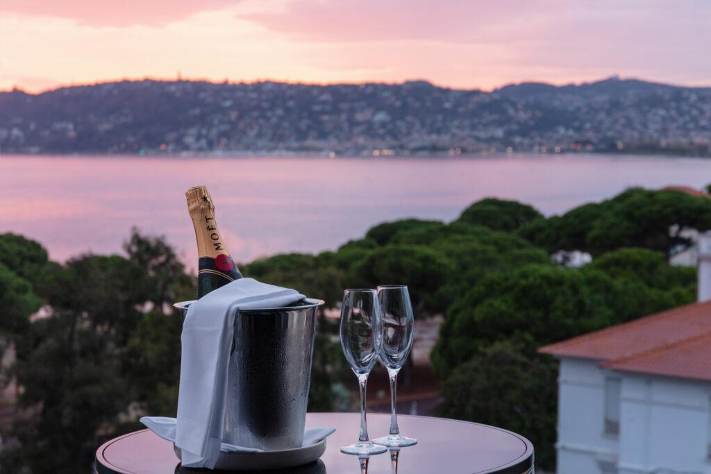 Champagne-vue-mer-couche-de-soleil-scaled-1.jpg