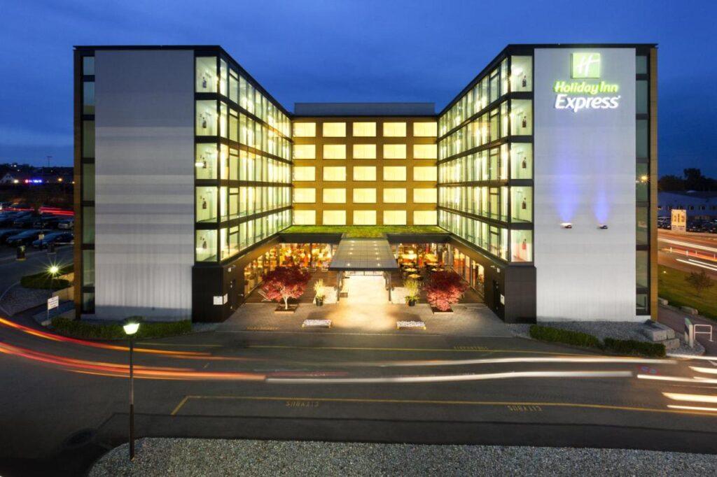 hi-express-zurich-aeroport-1lieu1salle-event.jpg