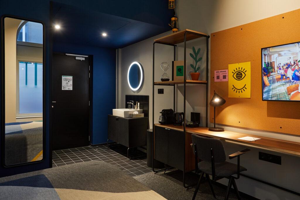 TheSocialHub_Toulouse_Interior_Hotel_Room_QueenRoom_2023_01-scaled-1.jpg