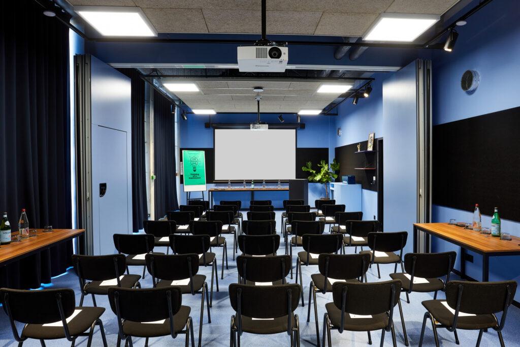 TheSocialHub_Toulouse_Interior_Meeting_Room12_Theatre_2023_003-scaled-1.jpg