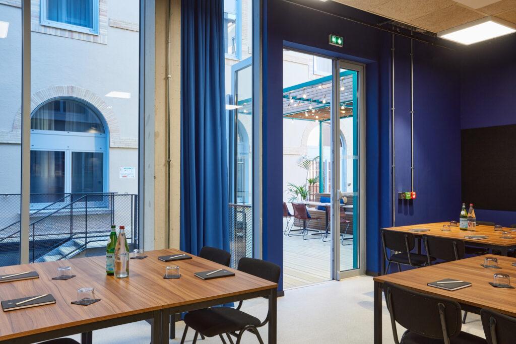 TheSocialHub_Toulouse_Interior_Meeting_Room3_Terrace_2023_003-scaled-1.jpg
