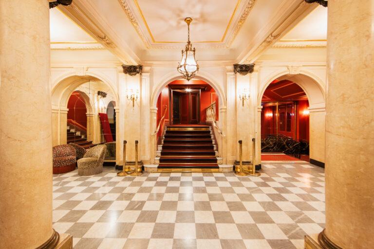 Theatre-Edouard-7-Hall-accueil-1-scaled-1.jpg