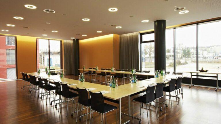 holiday-inn-zurich-messe-1lieu1salle-meeting.jpg