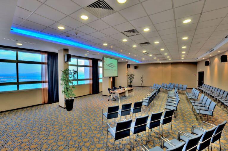 kenzi-solazur-1lieu1salle-conference.jpg