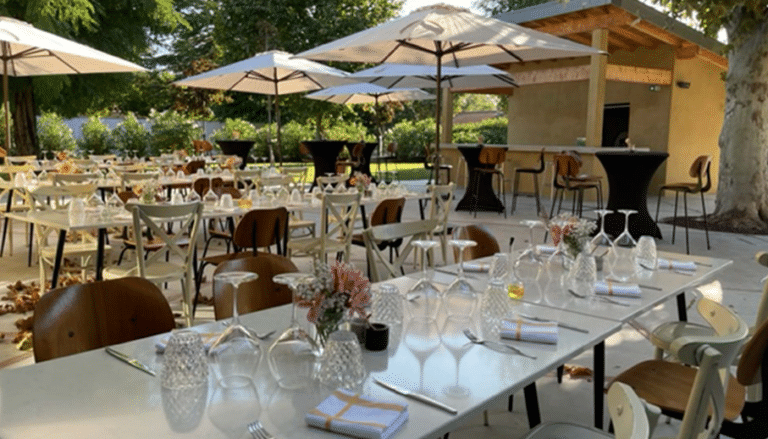 Exterieur-tables-dressees.png