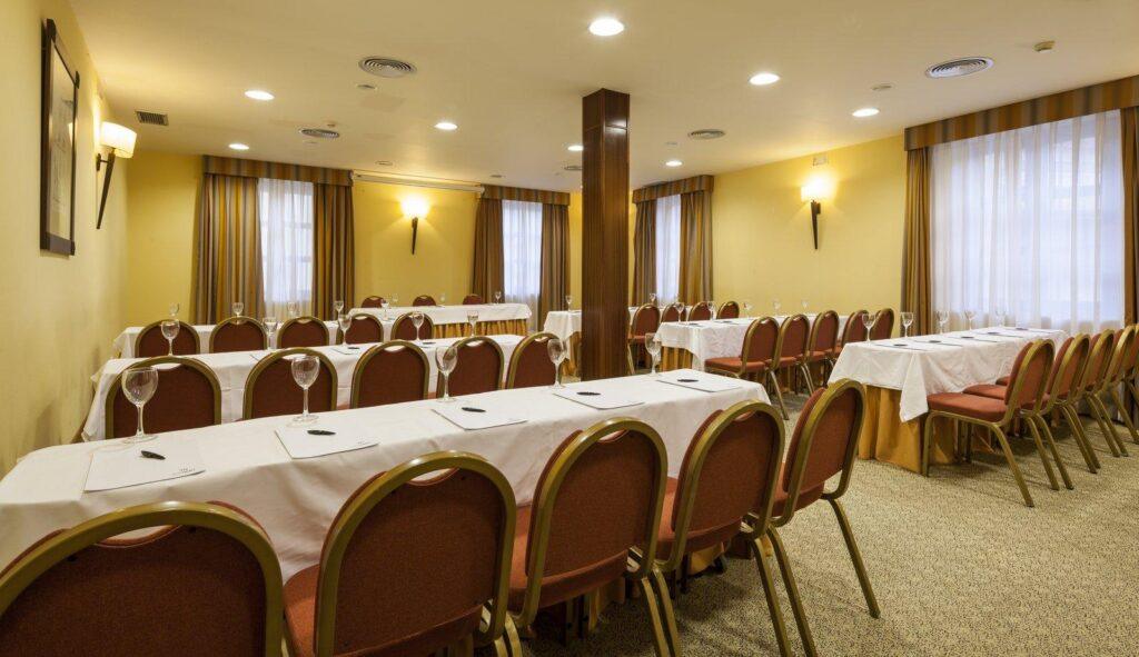 ilunion-merida-palace-1lieu1salle-conference.jpg