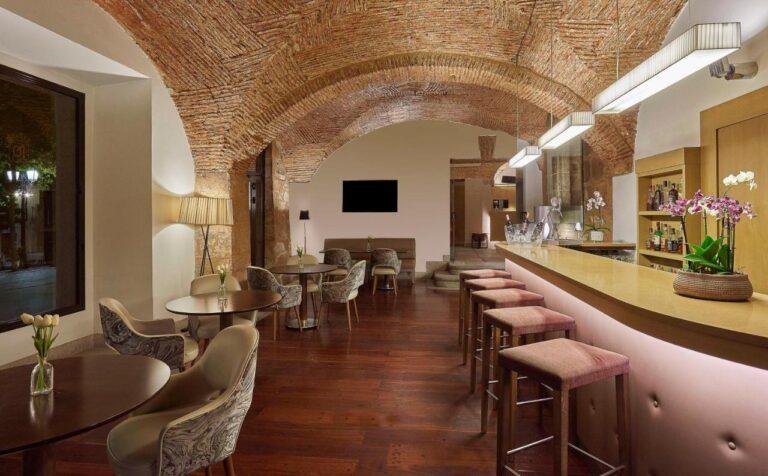 nh-collection-caceres-oquendo-1lieu1salle-reunion.jpg