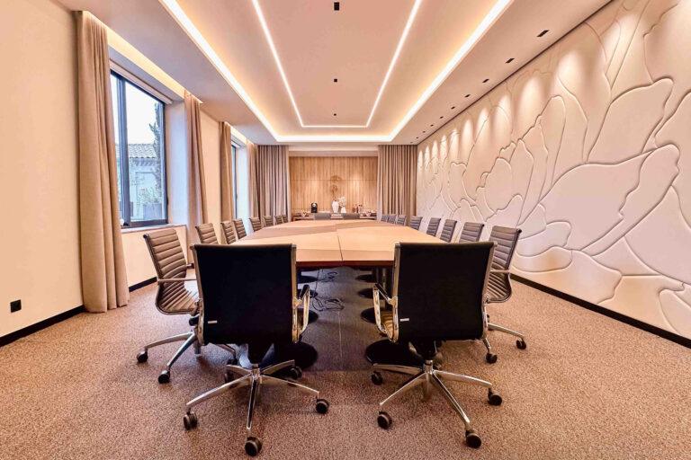 2023avril03-GRANDE-TABLE-SALLE-SEMINAIRE-┬®groupePIC-8-scaled-1.jpg