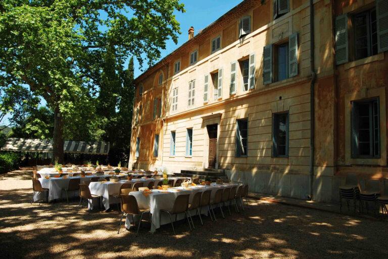 Chateau-tables-dressees-scaled-1.jpg