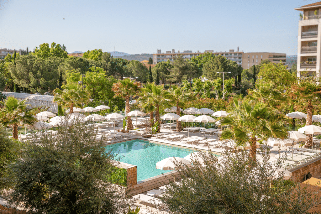 Palms-Pool-Club-c-Vincent-Agnes.png