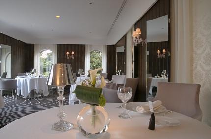 Salle-tables-rondes.jpg