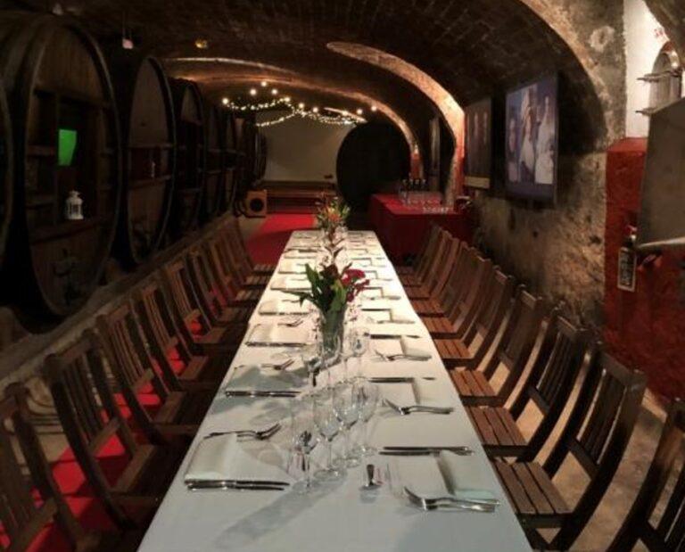 Table-dressee-cave.jpg