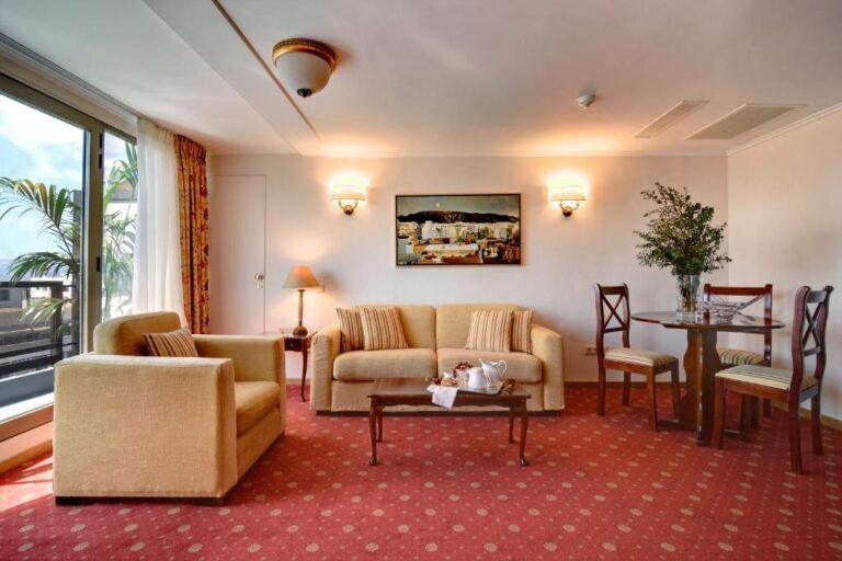 titania-hotel-1lieu1salle-meetings.jpg