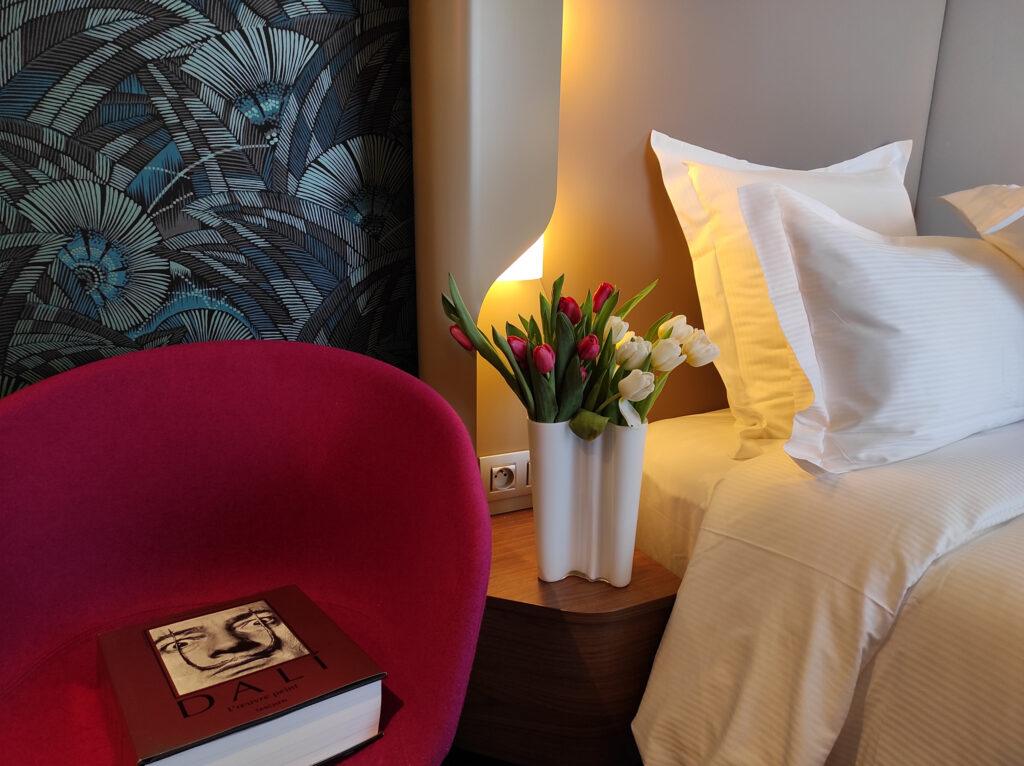 DALIHotelZoomChambre-et-livre-Dali-scaled-1.jpg