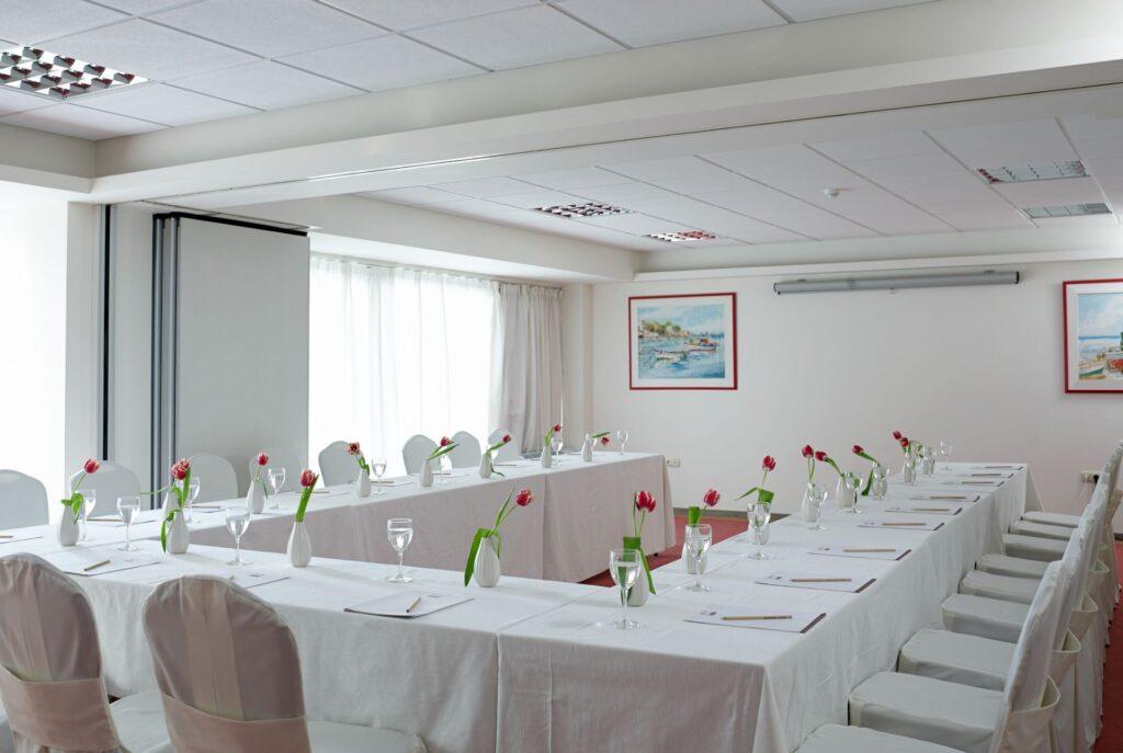 amarilia-hotel-1lieu1salle-conferences.jpg