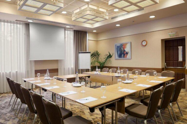 holiday-inn-attica-1lieu1salle-conventions.jpg