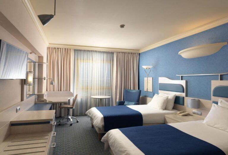 holiday-inn-attica-1lieu1salle-meeting.jpg