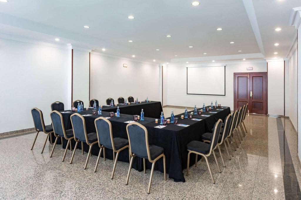 santiago-plaza-melia-1lieu1salle-meeting-scaled-1.jpg