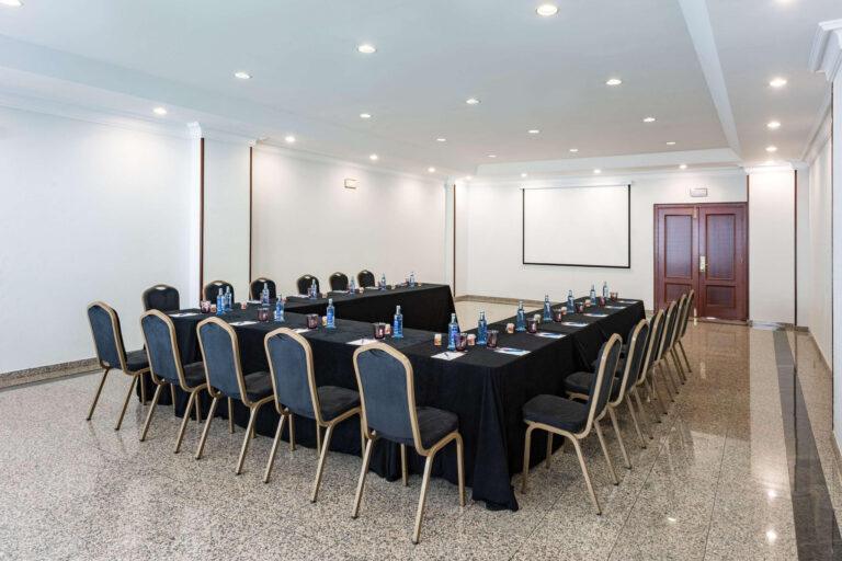 santiago-plaza-melia-1lieu1salle-meeting-scaled-1.jpg
