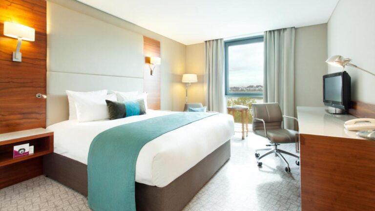 Crowne-Plaza-London-Docklands-CHAMBRE-1LIEU1SALLE.jpg