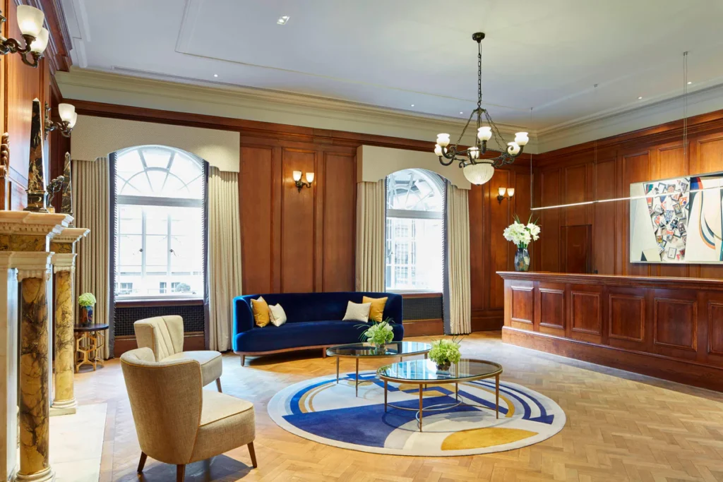 London-Marriott-Hotel-County-Hall-Lobby-1lieu1salle.webp