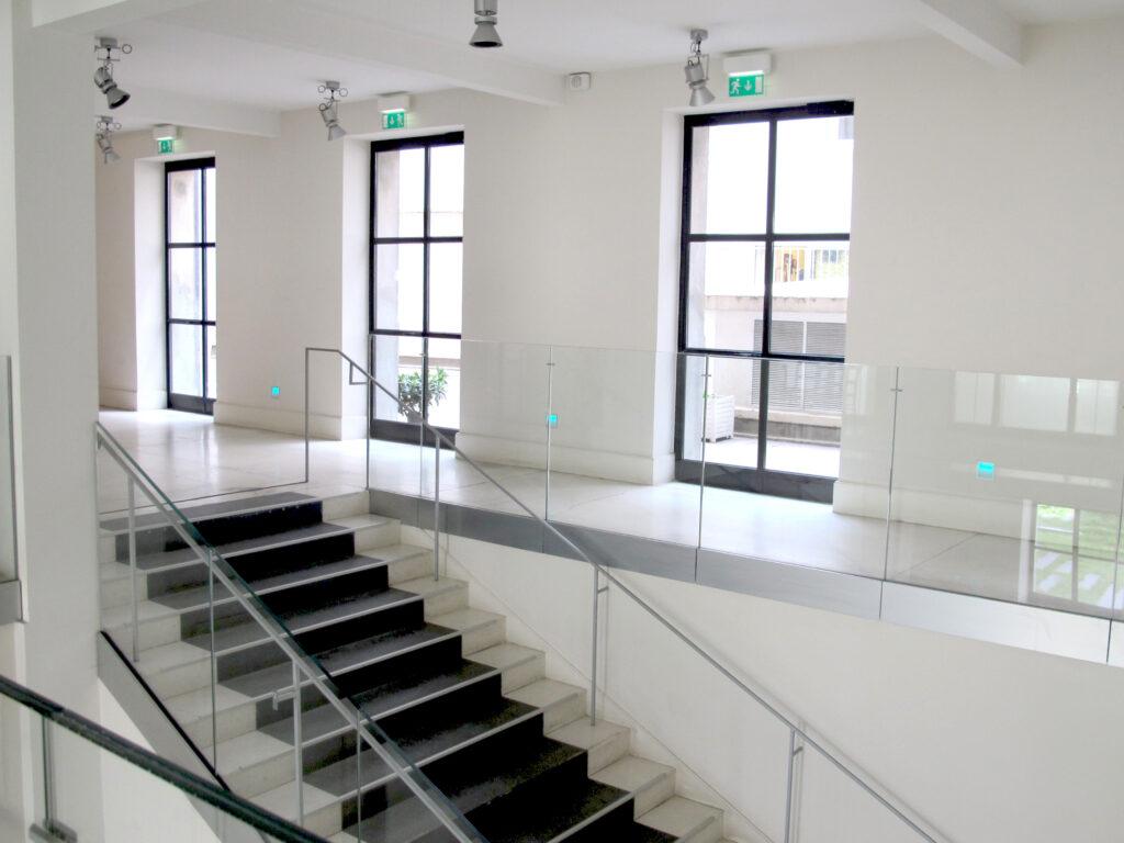 3-CLOITRE-ENTREE-ESCALIERS-scaled-1.jpg