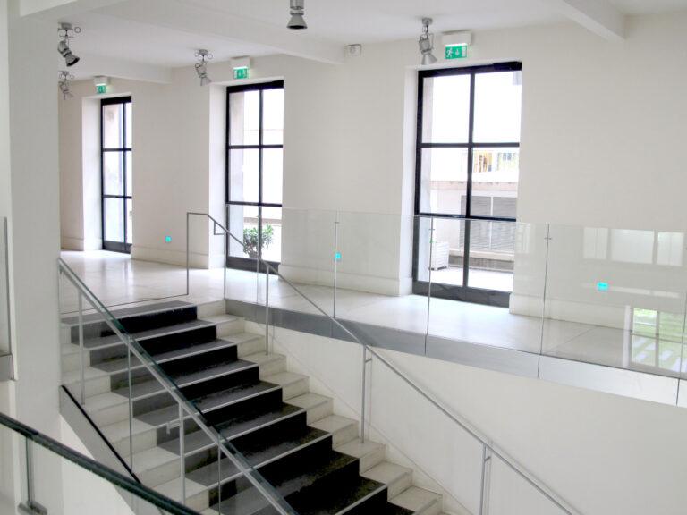 3-CLOITRE-ENTREE-ESCALIERS-scaled-1.jpg