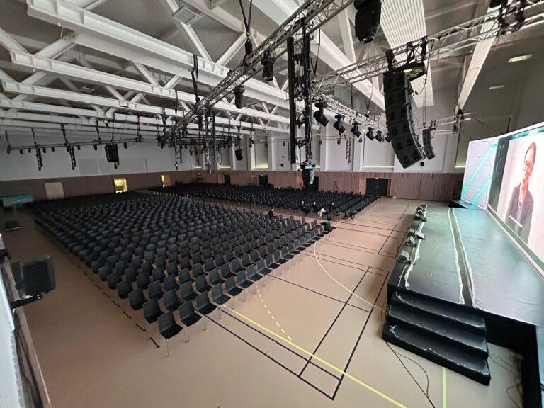 Arena-Pleniere-1400-personnes-Le-Board-SOGEVAB.jpg