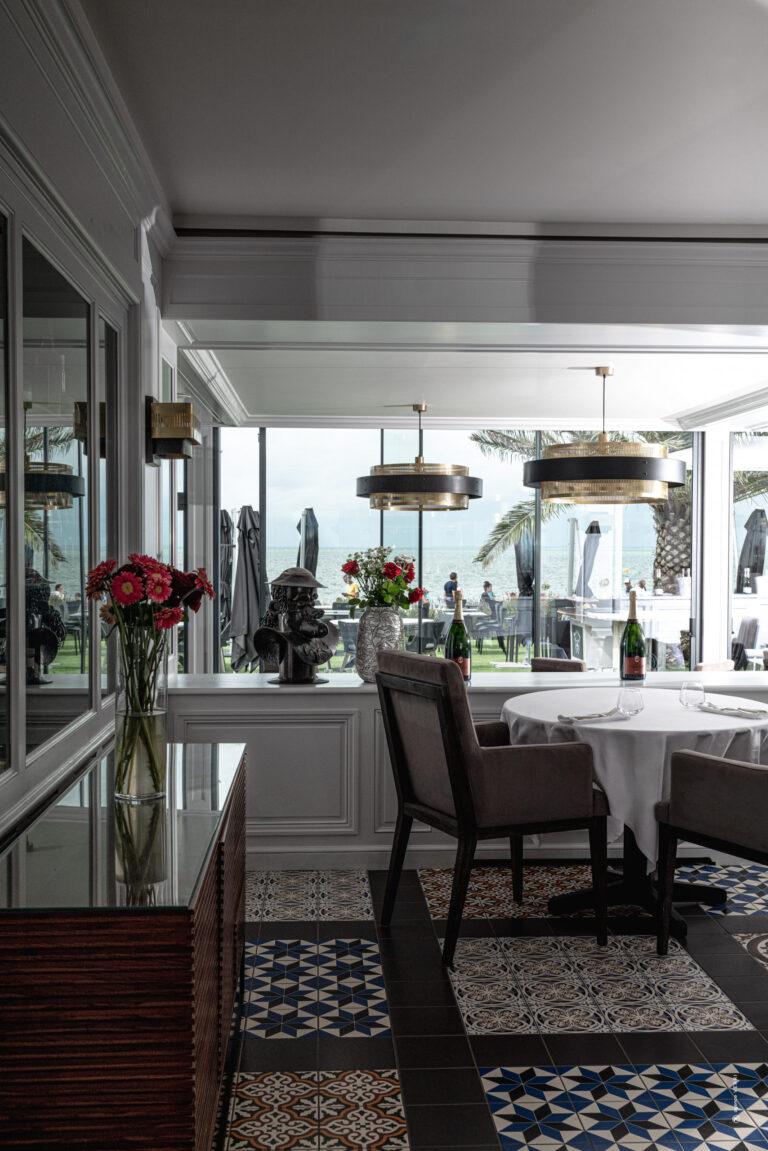 HR-HOTEL-RESTAURANT-SALLE-2023-08-ILE-DE-RE-ROCHELLE-VERRI-10-scaled-1.jpg