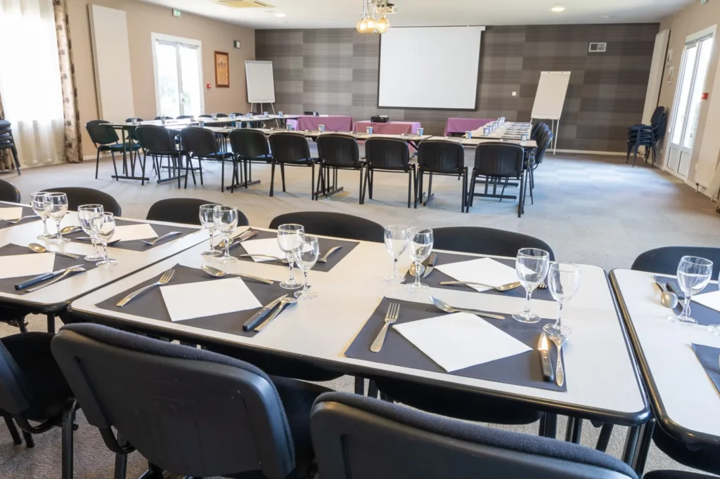 SALLE-DE-REUNION-1-scaled-1.webp