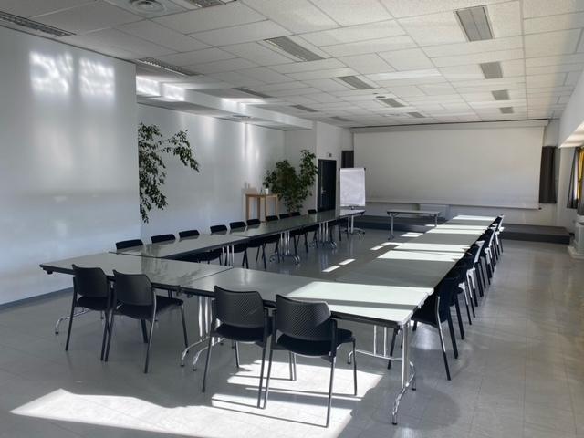 centre-congres-agora-1lieu1salle-reunions.jpeg