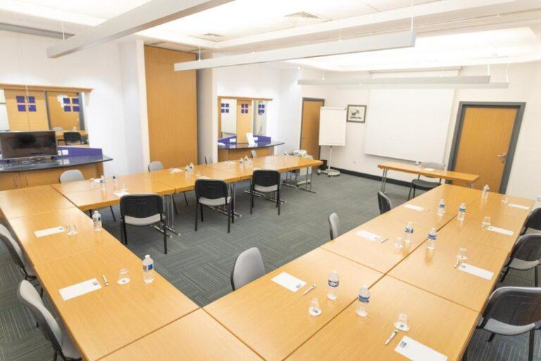 holiday-inn-express-arras-1lieu1salle-seminaire.jpg