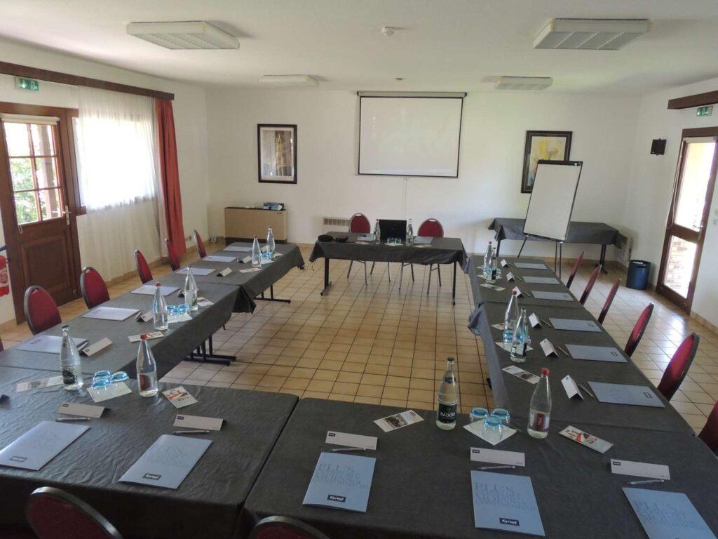kyriad-chateauroux-1lieu1salle-seminaires.jpg