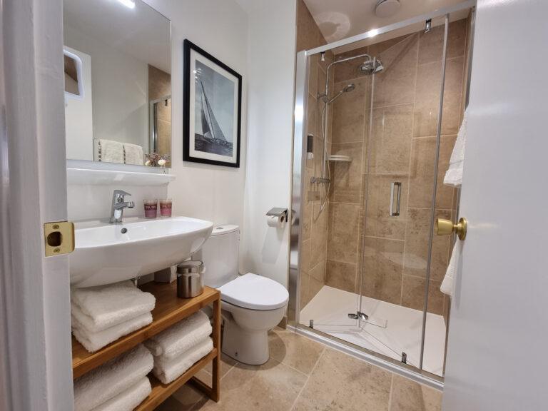 chambre-11-salle-de-bain-scaled-1.jpg