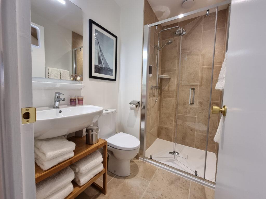 chambre-11-salle-de-bain-scaled-1.jpg