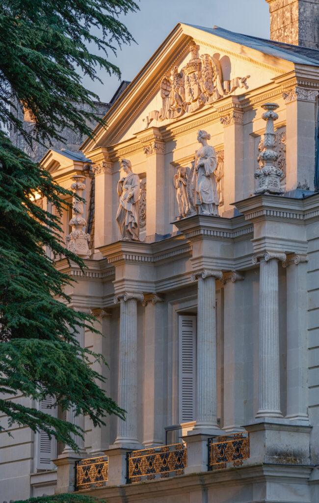 ou-trouver-un-chateau-de-luxe-en-toruaine-scaled-1.jpg