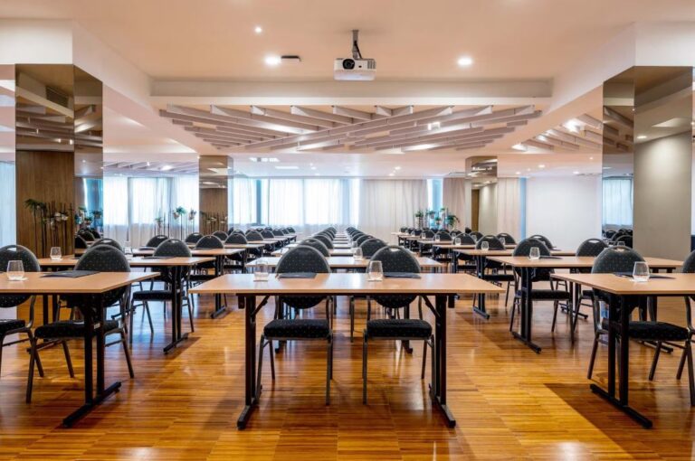 eurostars-queen-montenegro-1lieu1salle-meeting.jpg