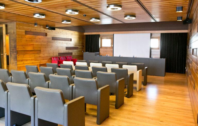 sport-hotel-hermitage-1lieu1salle-meetings.jpg