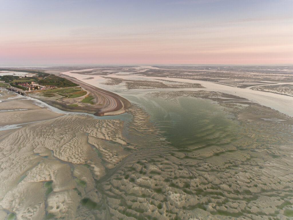 La pointe du Hourdel et les bancs de sable de la baie de Somme à marée basse