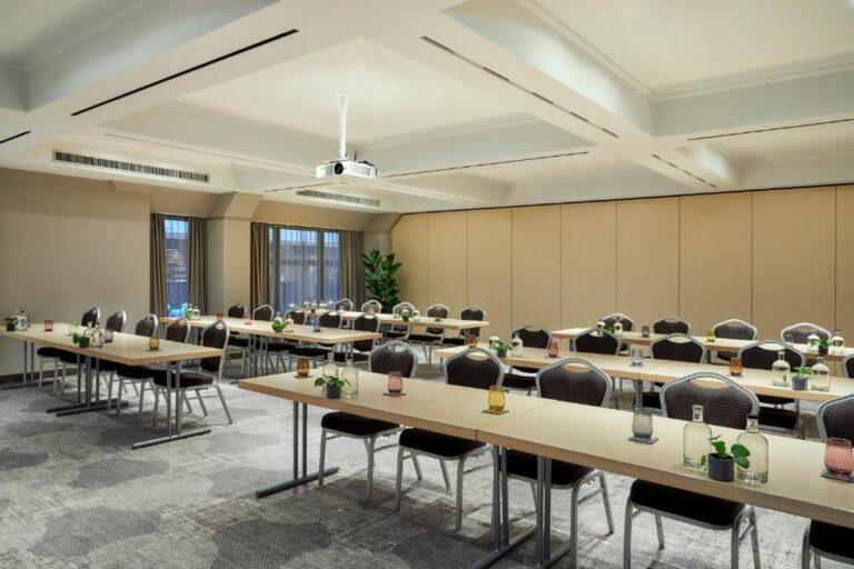 crowne-plaza-hambourg-alster-1lieu1salle-meetings.jpg