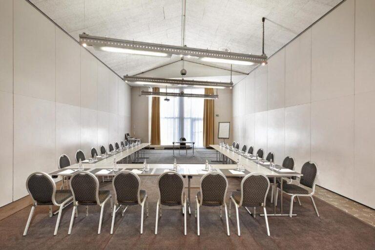 h4-hambourg-bergedorf-1lieu1salle-meetings.jpg
