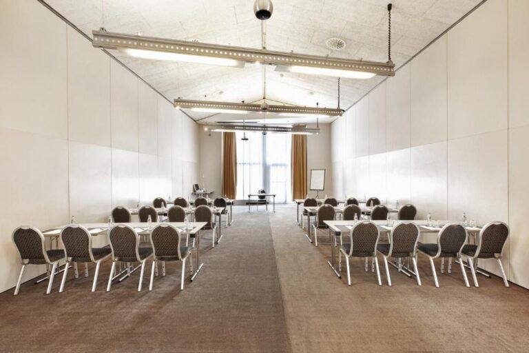 h4-hambourg-bergedorf-1lieu1salle-seminaire.jpg
