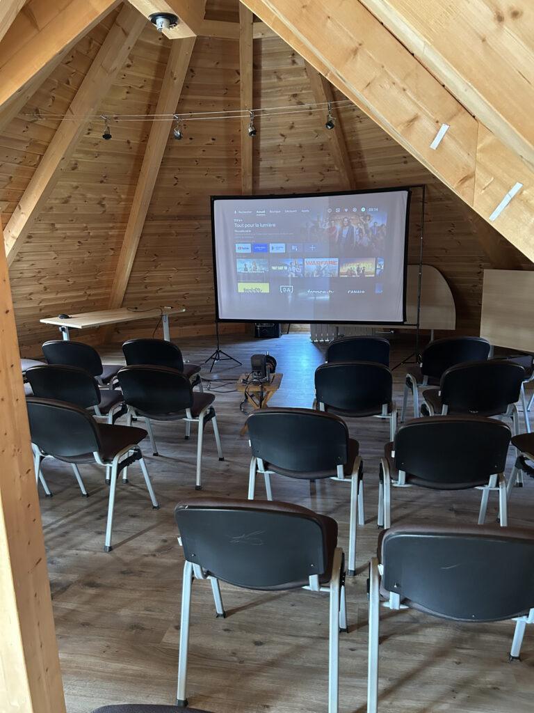 Ecohutte-Salle-seminaire-Grands-Lacs-scaled-1.jpg