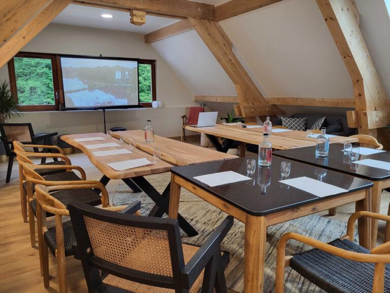 Salle-seminaire-Cabanes-des-Grands-Reflets-9-scaled-1.jpg