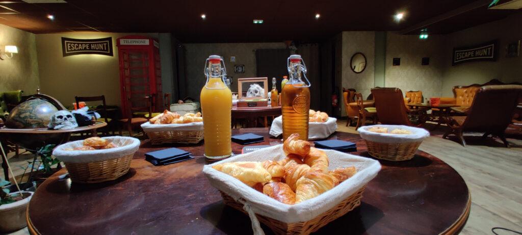 petit-dej-Escape-Hunt-lobby-scaled-1.jpg