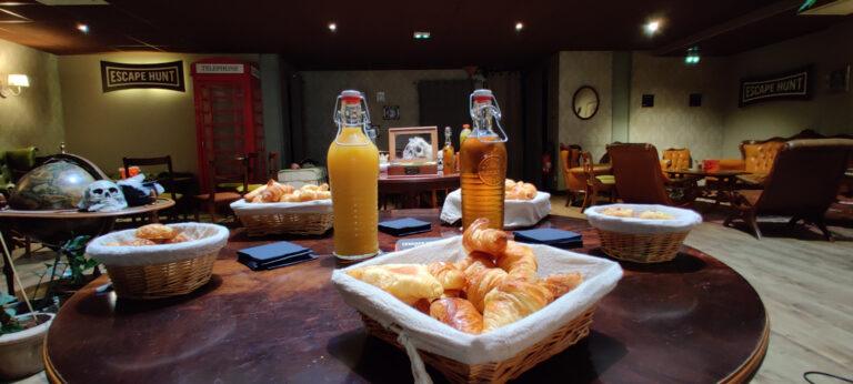 petit-dej-Escape-Hunt-lobby-scaled-1.jpg