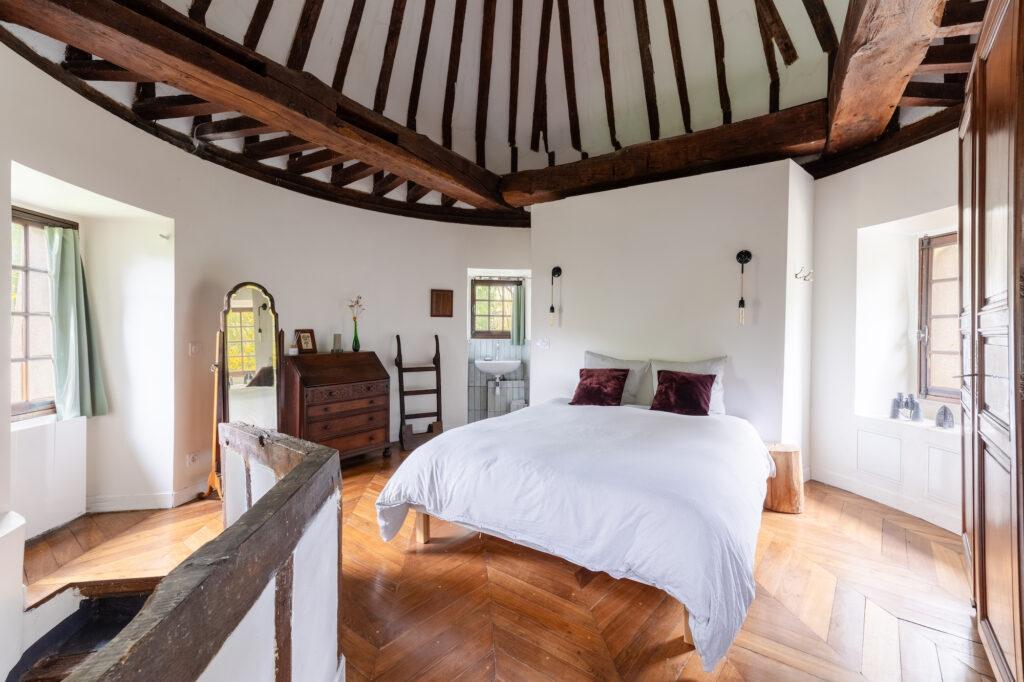Chambre-nuptiale-en-haut-de-la-tour-avec-salle-deau.jpg