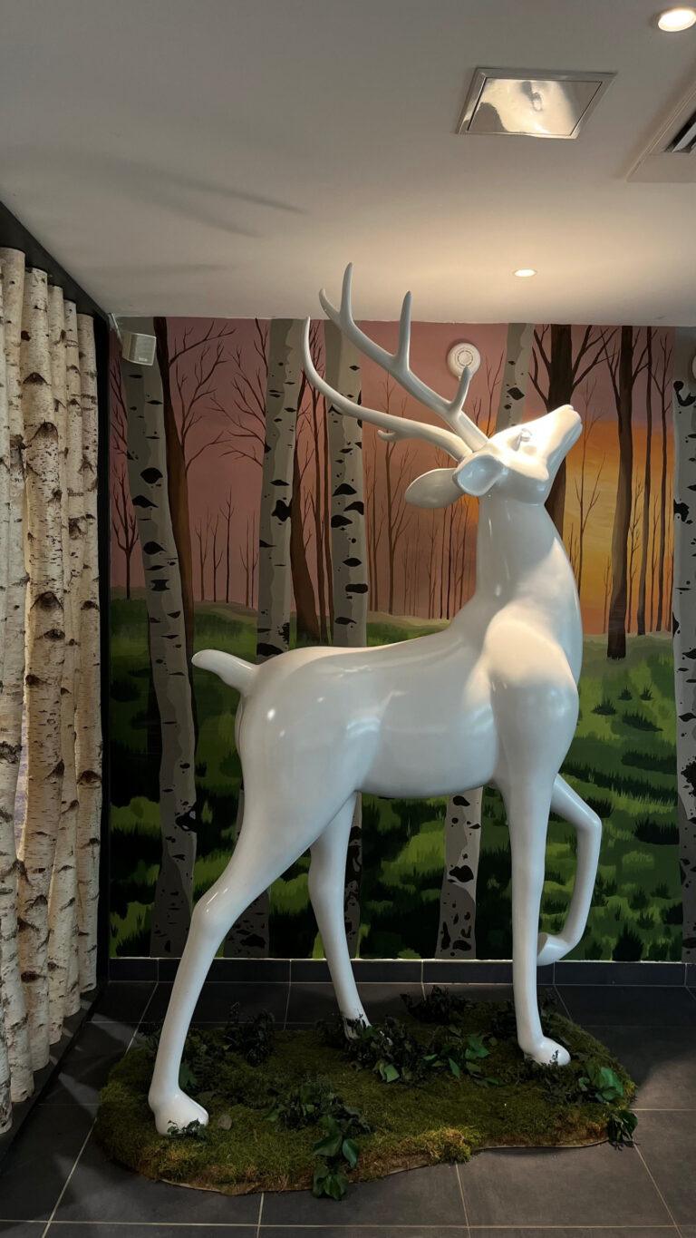 Cerf-avec-fresque-scaled-1.jpg