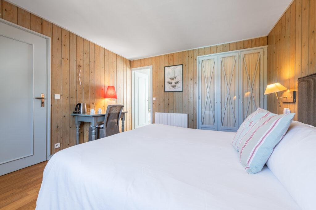 Chambre-cosy-Desirade-HD-©Juliette-Rebour-2-scaled-1.jpg